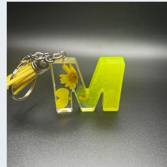 Flowers & Glitter Resin Letter Keychain – Customizable Resin Art Accessory